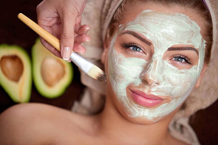 Apply a mask on the face to rejuvenate at home